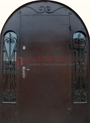 Арочная дверь со стеклом и ковкой ДА-16 под старину в Севастополе
