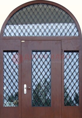Крепкая стальная арочная дверь со стеклом и ковкой ДА-21 в Севастополе