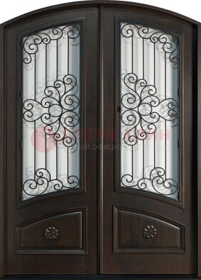 Арочная дверь со стеклом и ковкой ДА-33 в загородный дом в Севастополе