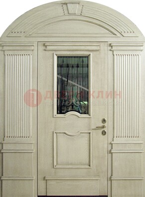 Белая входная дверь массив со стеклом и ковкой ДА-49 в Севастополе