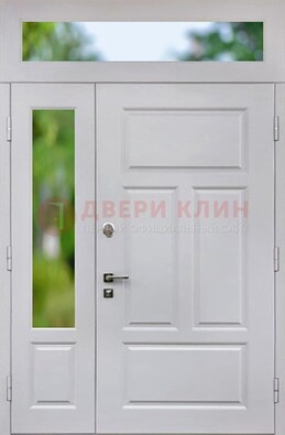 Белая полуторная железная дверь со стеклом и фрамугами ДФГ-10 в Севастополе