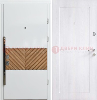 Белая железная дверь МДФ горизонтальной вставкой ДМ-265 в Севастополе