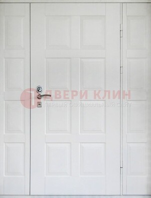 Белая входная дверь для коттеджа с МДФ ДМ-536 в Севастополе