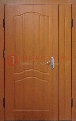 Коричневая двухстворчатая тамбурная дверь с МДФ ДМ-538 в Севастополе