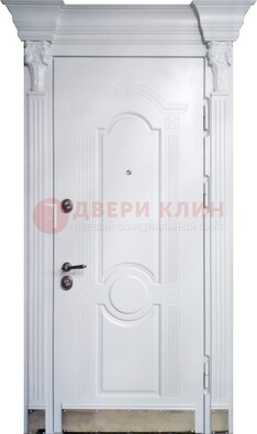 Белая металлическая дверь с массивом дуба для дома ДМД-59 в Севастополе