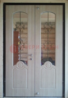 Парадная дверь со стеклянными вставками и ковкой ДПР-23 в деревянный дом в Севастополе