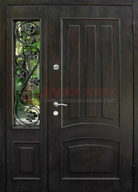 Парадная дверь со стеклянными вставками и ковкой ДПР-31 в кирпичный дом в Брянске