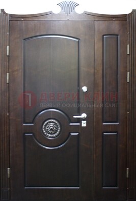 Коричневая парадная дверь с украшением ДПР-52 с утеплением в Севастополе