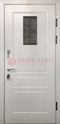 Белая железная дверь со стеклом и ковкой ДС-42 в Красноармейске