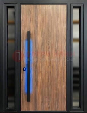Коричневая металлическая дверь со стеклом ДС-69 в Севастополе