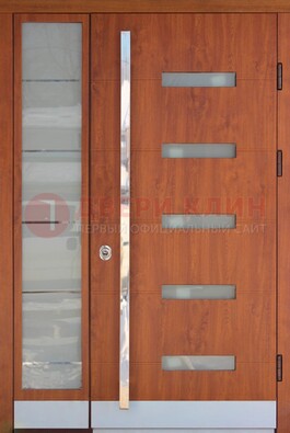 Коричневая металлическая дверь со стеклом ДС-72 в Севастополе