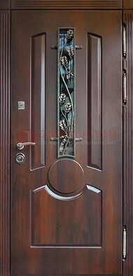 Темная железная дверь со стеклом и ковкой для кирпичного дома ДСК-136 в Кубинке