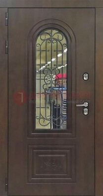 Классическая стальная дверь со стеклом и ковкой для коттеджа ДСК-178 в Дзержинском