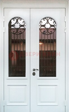 Белая стальная дверь стекло с ковкой и филенкой ДСК-201 в Севастополе