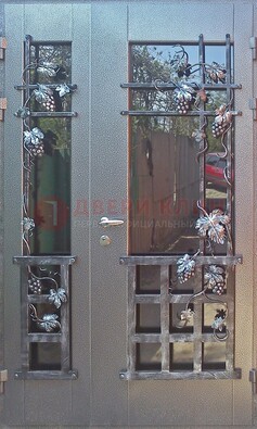 Распашная уличная дверь Порошок со стеклом и ковкой ДСК-221 в Сергиевом Посаде