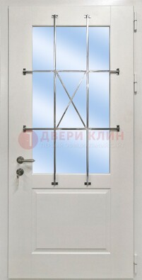 Белая простая железная дверь Винорит со стеклом и ковкой ДСК-257 в Севастополе