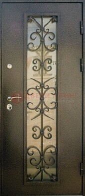 Входная дверь Дверь со стеклом и ковкой черного цвета ДСК-76 для веранды в Севастополе