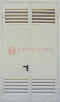 Белая металлическая техническая дверь с вентиляционной решеткой ДТ-6 в Севастополе