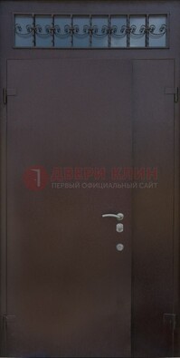 Коричневая тамбурная дверь со стеклянными вставками и ковкой ДТМ-39 в Талдоме