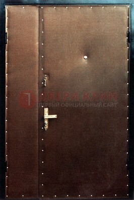 Коричневая тамбурная дверь с оформлением ДТМ-40 в Севастополе