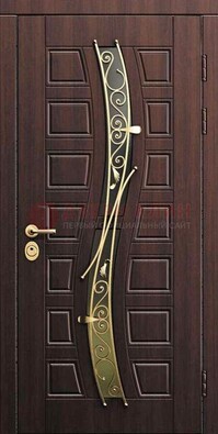 Уличная темная филенчатая дверь с виноритом и ковкой ДВТ-142 в Балашихе
