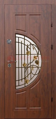 Стальная коричневая дверь с виноритом и ковкой ДВТ-82 в Севастополе