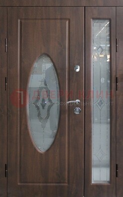 Коричневая двухстворчатая железная дверь с МДФ и витражом ВЖ-33 в Севастополе